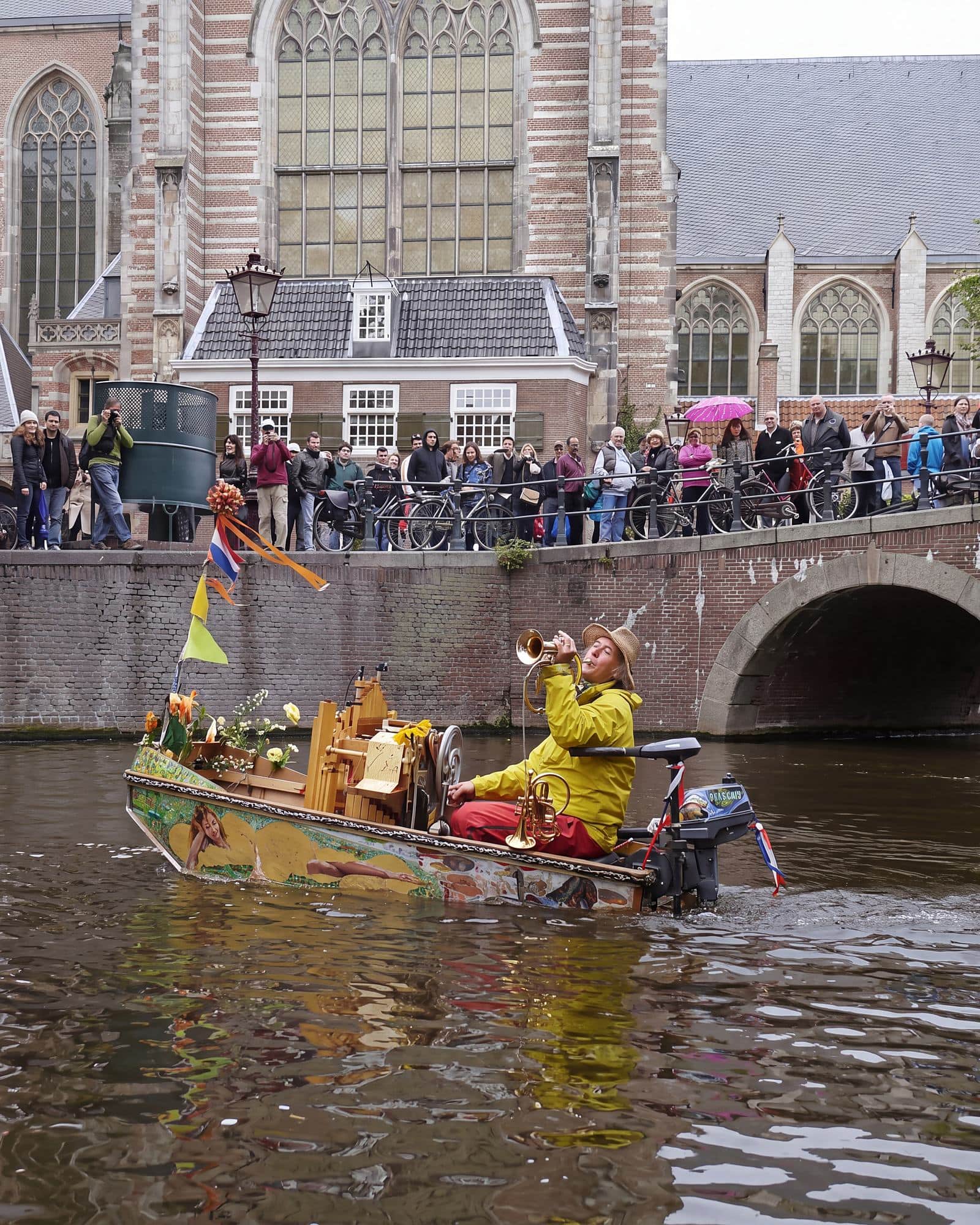 Reinier Sijpkens speelt trompet in De Notendop onder een brug vol publiek