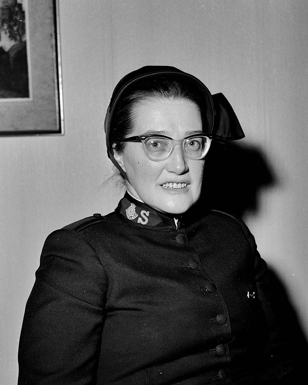 Zwart-witportret van Majoor Bosshardt in het uniform van het Leger des Heils, met hoed en bril, 1963