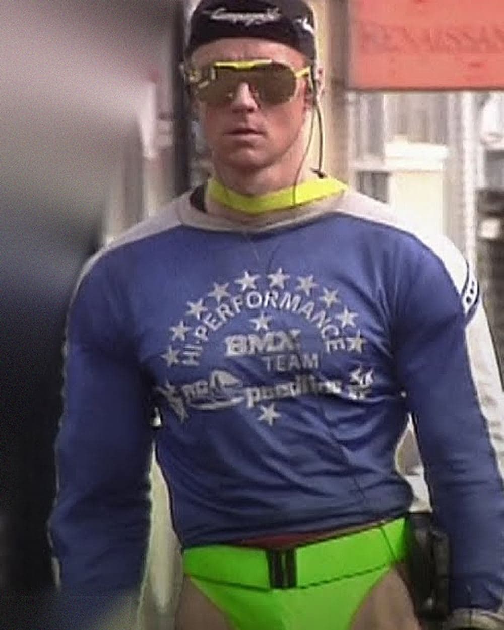 Henri Pronker, de blotebillenskater, in string en BMX-shirt