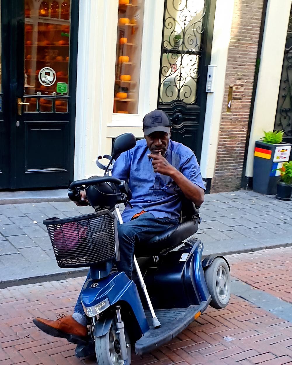 De Wheelie Man op zijn scootmobiel in de Amsterdamse binnenstad